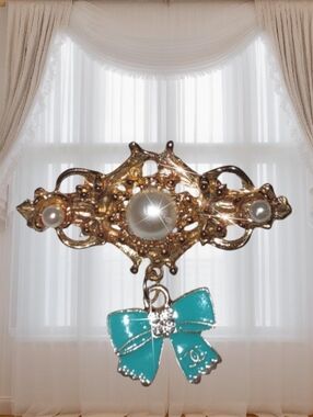 Goldtone Vintage Bar Pin Pearl & Dangling Bow